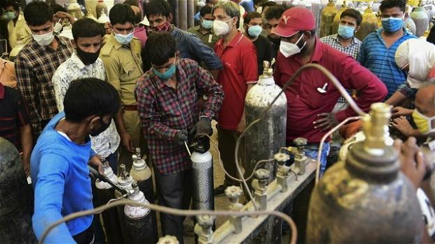 Covid, India al collasso: 380 mila contagi al giorno e niente più ossigeno per i malati
