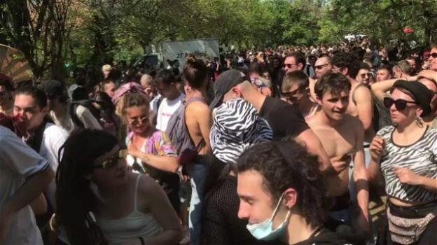 Bologna: rave party illegale al parco, in decine senza mascherina assembrati