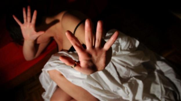 Campobello, ragazza 18enne abusata dal branco: il padre difende gli stupratori