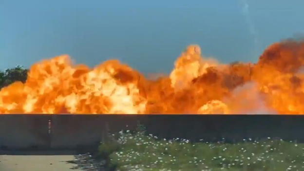Terrore in autostrada: auto in fiamme esplode in Texas
