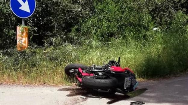 Lecce, schianto fatale contro un albero: morto giovane motociclista