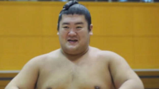 Giappone, sbatte la testa durante un match: muore lottatore di sumo