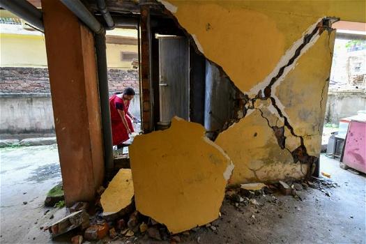 Violento terremoto colpisce l’India: crolli e gente strada