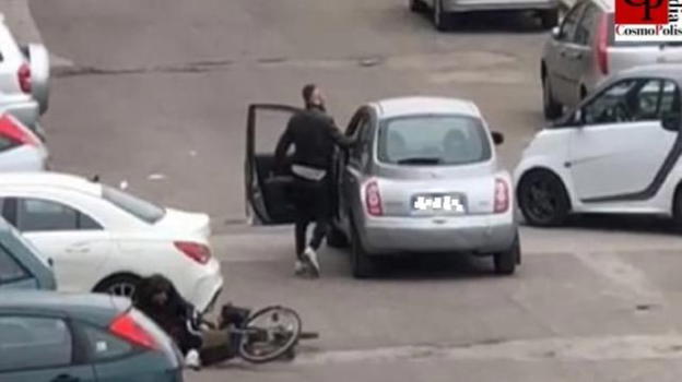 Tenta di investire l’ex fidanzata con l’auto e travolge un’anziana in bici