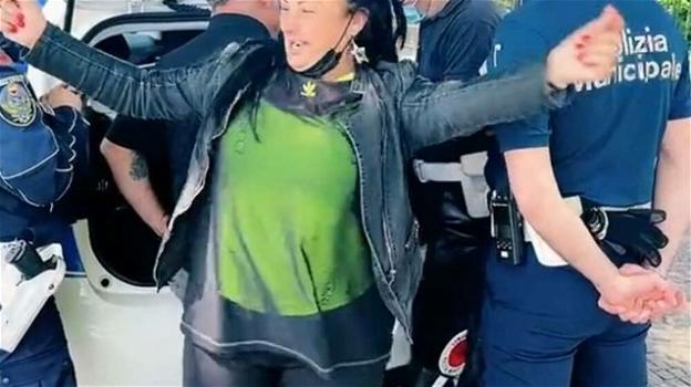 Signora multata balla vicino agli agenti della Polizia Locale senza mascherina
