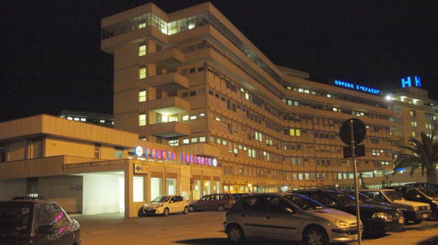Tentato suicidio all’ospedale di Lecce: l’uomo è rimasto ferito, non è deceduto