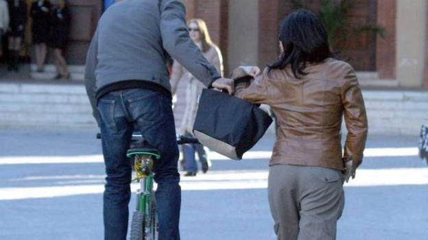 Scippa una donna e dopo un’ora chiama il 112: "Sono stato io"