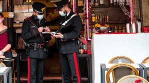 Tira la tenda per proteggere i clienti dalla pioggia: ristoratore multato e locale chiuso