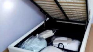 Muore schiacciata dal letto contenitore: il ritrovamento fatto dalla figlia