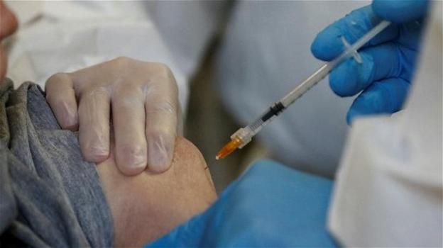 Latina, si fa vaccinare al posto dell’anziana per cui lavora: badante denunciata