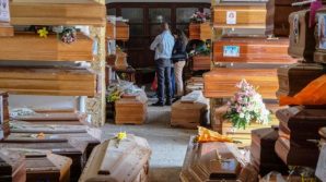 900 bare accatastate nel deposito del cimitero, la denuncia: