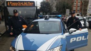 Bari, conducente di bus aggredito a calci e pugni perché va troppo lento