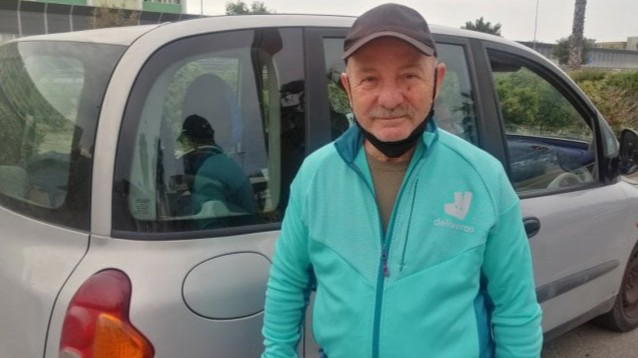 Rider a 70 anni per necessità: "A volte mi stanco". I colleghi lo chiamano ‘nonno’