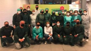 Attende di essere vaccinata e cuce a mano 50 mascherine per gli infermieri