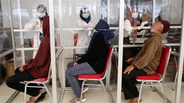 Scandalo in Indonesia: tamponi lavati e usati nuovamente per testare i passeggeri