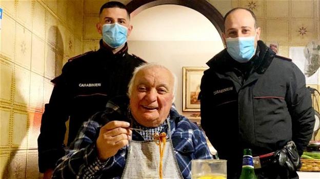 Anziano chiama i carabinieri: "Non ho nulla da mangiare, sono vedovo e invalido"
