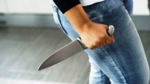 Giovane escort abusata da un uomo: segregata e minacciata con un coltello