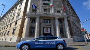 Genova, si reca in questura per recriminare sulla multa al figlio, ma è sanzionato a sua volta