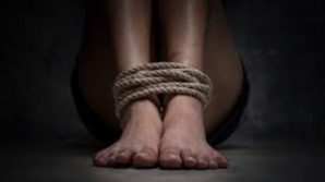 Milano, 27enne picchiata e segregata in casa: ricercato il fidanzato