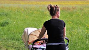 Va a comprare una dose con il figlio nel passeggino: com’è finita a madre e pusher