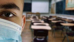 Studente si incatena al banco per protestare contro le mascherine: sottoposto a Tso