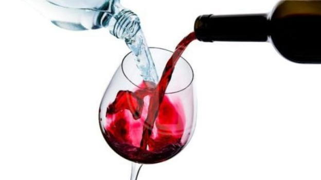 Presidenza del Consiglio dei Ministri Ue: "Togliere l’alcol dal vino e aggiungere acqua"