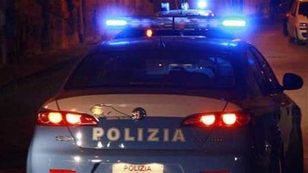 Rider massacrato di botte mentre consegna le pizze a Brindisi: si cercano tre ragazzi