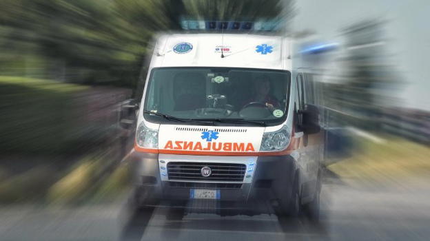 Bambina investita da un’auto mentre attraversa la strada con la mamma