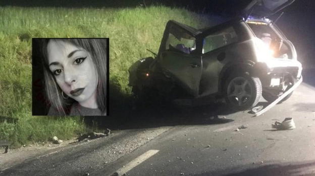 Si schianta con l’auto con il bordo rialzato della strada: morta una giovane ragazza