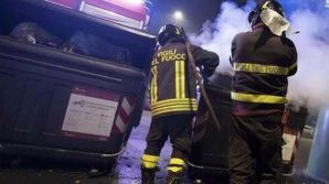 Corpo di un anziano rinvenuto semi-carbonizzato davanti al cassonetto dei rifiuti