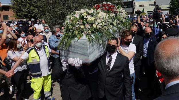 I funerali di Luana D’Orazio, presente anche la titolare. Un lungo applauso all’arrivo della bara