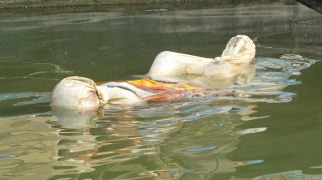 India, corpi buttati nel Gange: potrebbero essere le vittime della pandemia