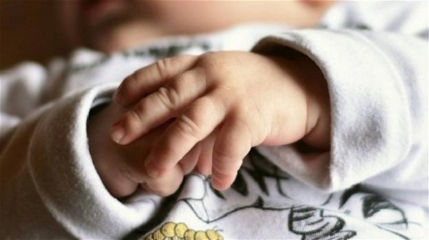 Bolzano, bimba di 8 mesi diventa strabica: ridotta così dalle percosse dei genitori