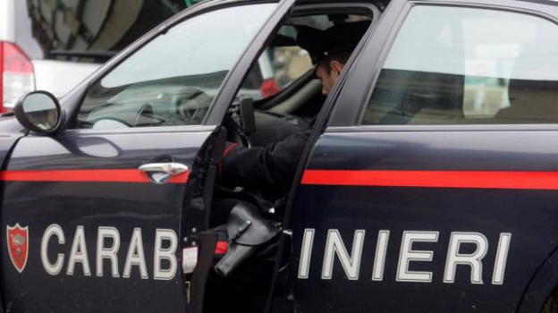 Carabiniere prende a calci un ragazzo a Terzigno: il video finisce nelle chat