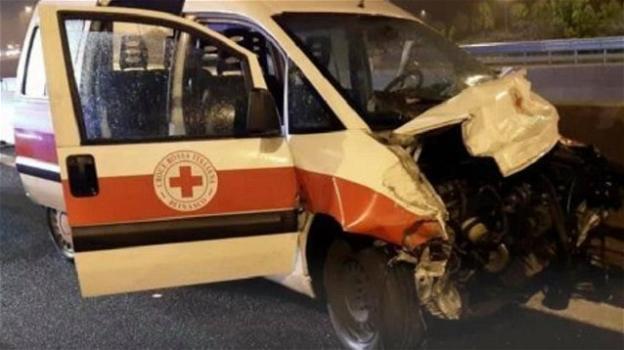 Mezzo della Croce Rossa finisce contro un guard-rail: muore un giovane volontario