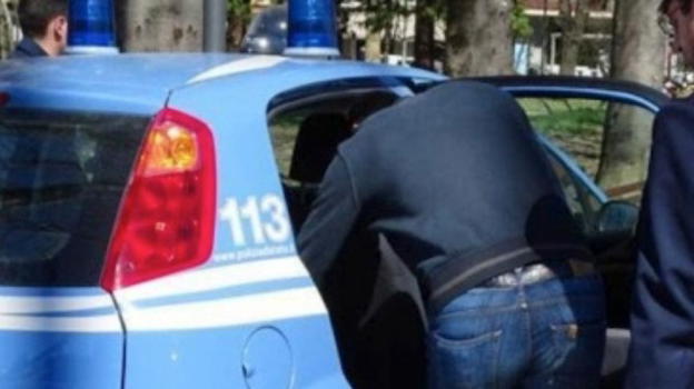 Pestano a sangue un uomo e lo mandano in coma: decine di testimoni non dicono nulla