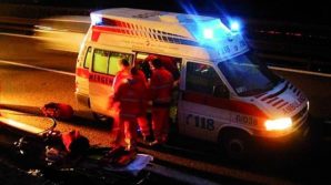 Cade dallo scooter e viene portato in ospedale in