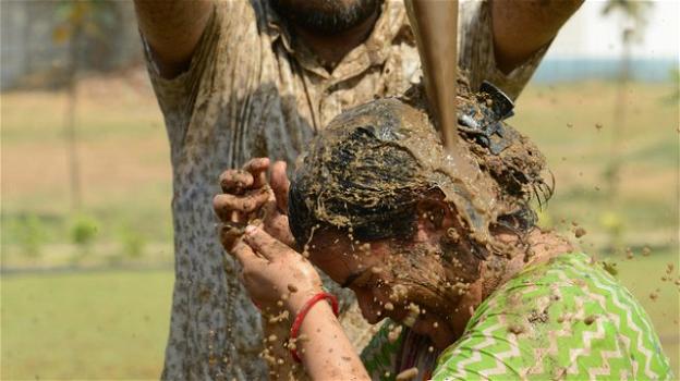 Fanno il bagno negli escrementi di mucca per proteggersi dal Covid: shock in India