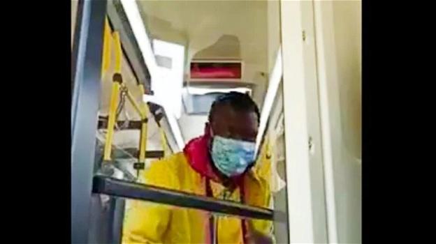 Napoli: ogni giorno paga con una moneta l’autista del bus che lo porta a lavoro