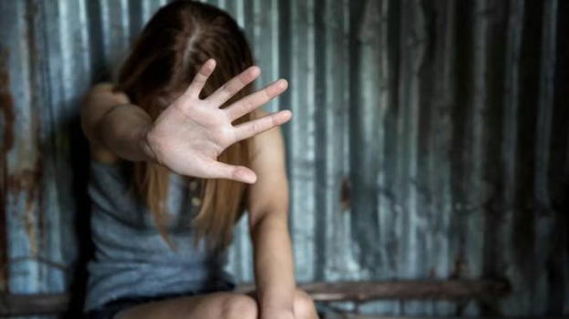 Abusa della figlia da quando aveva 6 anni e della fidanzatina del figlio di 14 anni: arrestato