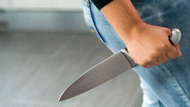 Porta un coltello da cucina a scuola e colpisce una compagna: shock a Enna