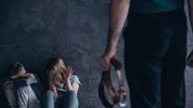 Foggia, 29enne abusa di una delle figlie della compagna, lei lo giustifica: "Troppo provocante"