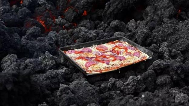 Guatemala: uomo vende pizza cucinata sulla lava di un vulcano attivo