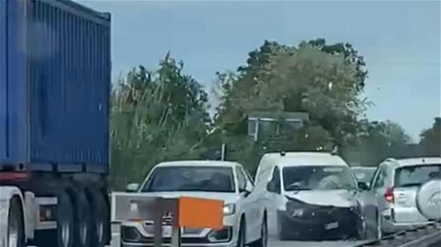 Macerata, anziano imbocca la superstrada contromano e si schianta contro un furgone: 4 feriti