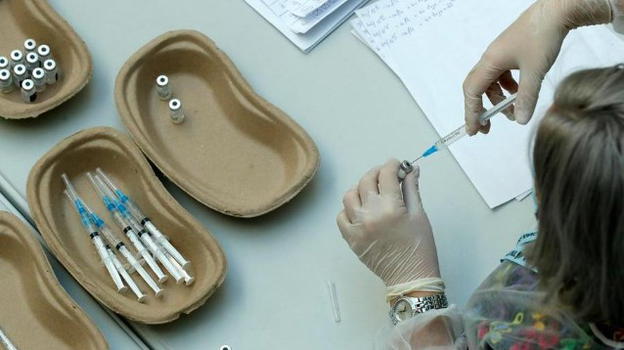 Massa, giovane tirocinante vaccinata con 4 dosi di vaccino per errore: la famiglia valuta risarcimento