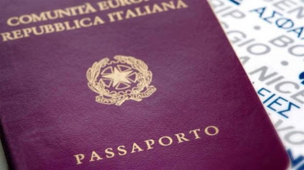 Vive e lavora in Italia da 33 anni, ma le viene negata la cittadinanza: "guadagna troppo poco"