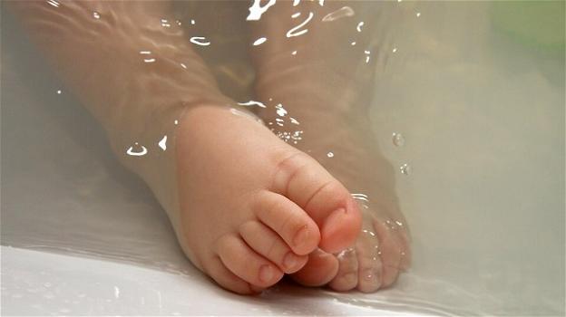 Mette la figlia di 3 anni in acqua bollente e la uccide: era stanco di doverle pulire la diarrea