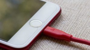 Thailandia: folgorata da una scarica elettrica mentre gioca con il suo smartphone
