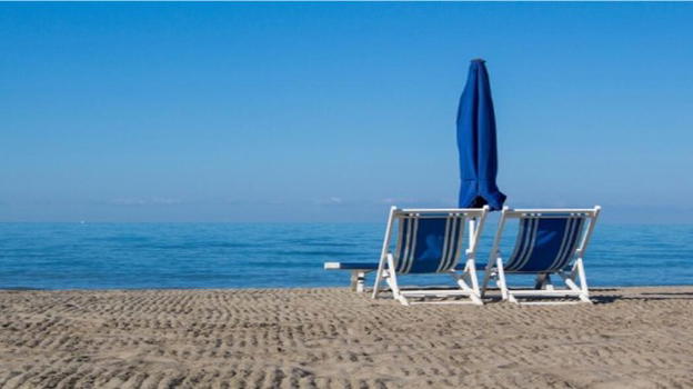Dal 15 maggio la riapertura di piscine e spiagge: le linee guida di comportamento