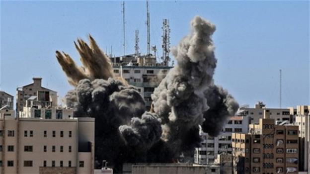 Gaza, colpito e abbattuto con un raid aereo il grattacielo che ospitava i media
